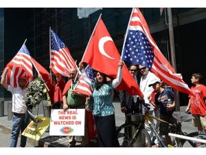 ABD'deki Türkler CNN'i protesto etti