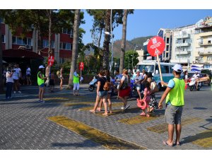 Müjdat Gezen Sanat Akademisi'nin tiyatro bölümü öğrencileri destek veriyor.