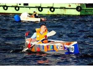 Karton tekneler yarıştı