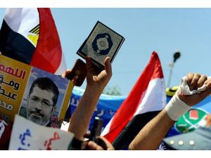 İstanbul'da Mursi'ye destek gösterisi