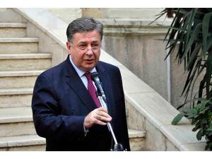 Siyasi kriz görev süresini uzattı