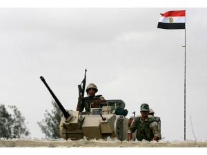 Mısır'da tanklar meydanlara indi