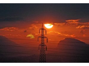 Elektrik üretimi azaldı, tüketimi arttı