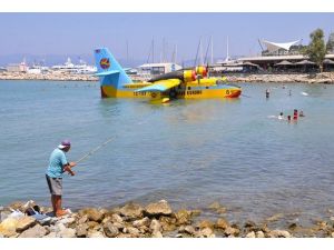 Yangın söndürme uçağı denize indi