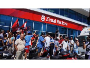 Banka şubesine "TC" yazısı asmak isteyen grup gerginliğe neden oldu
