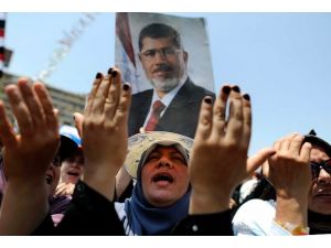 Mısır Mursi için direniyor
