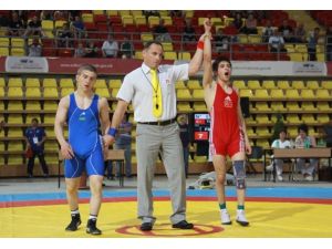 Gençler Güreş Şampiyonası'nda 2 altın