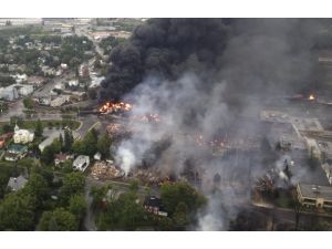 Kanada'da petrol yüklü tren devrildi