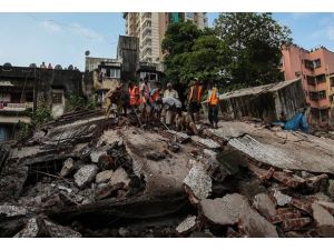 Hindistan'da otel çöktü