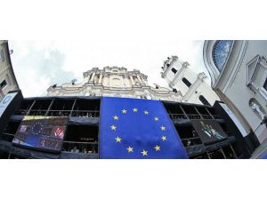 Seçilmiş bir hükümet askeri güçle devrilemez