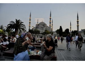 Türkiye ilk iftarını açtı