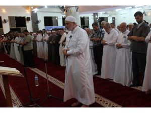 İlk teravih namazını Başbakan Haniye kıldırdı