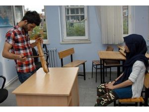 Kemençe çalarak cezasını çekiyor