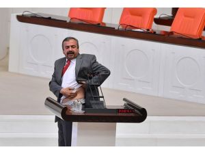 Kürsüde "bomba yarasını" gösterdi