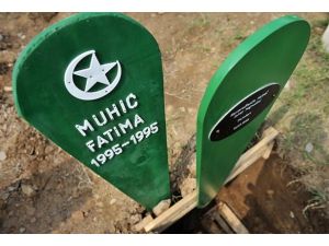 Srebrenitsa'da katledilen bebek "Fatima" adıyla defnedildi