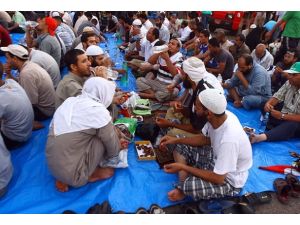 Adeviyye'de su ve hurmayla iftar yapanlar var