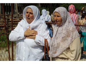 Soykırım kurbanlarının yakınları katliam yerlerini gezdi
