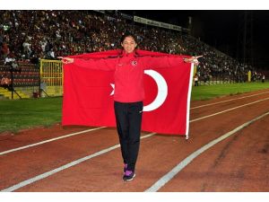 Altın madalya Gamze'nin