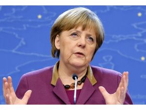 Merkel'den Mursi'yi serbest bırakın çağrısı