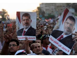 Hollanda’da Mursi’ye destek gösterisi