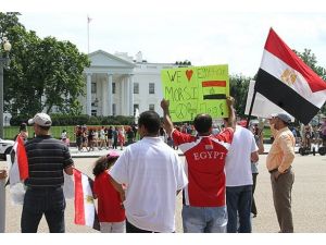 Beyaz Saray önünde Mursi'ye destek gösterisi