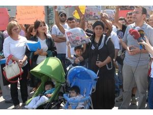 Bayrak satıcısı Sarıçiçek serbest