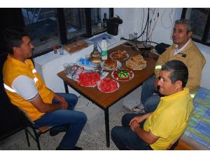 Dağdaki kulede soba ateşiyle ısınarak iftar yapıyorlar