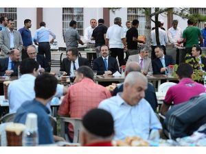 Görmez mahkumlarla oruç açtı