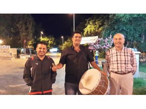 Özden ve Boğa davul çaldırdı