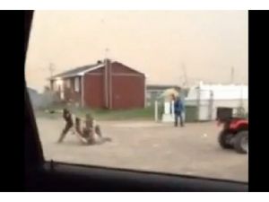 Kanadalı polisler Kızılderili genci darbetti