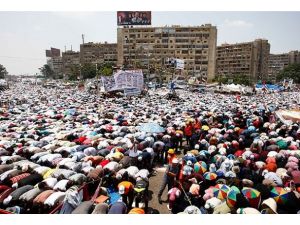 Adevviye Meydanı'nda cuma namazı