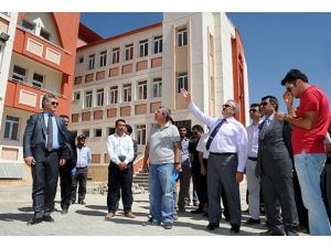 Defolu malzemeler Vali'yi kızdırdı