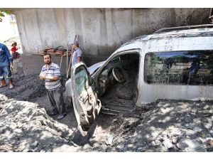 Çökek'te enkaz kaldırma çalışmaları sürüyor