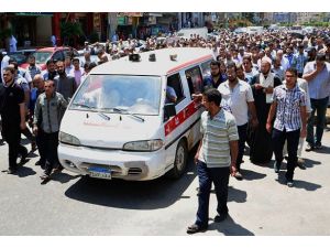 Mısır'daki gösterilerde ölen 3 kadın toprağa verildi