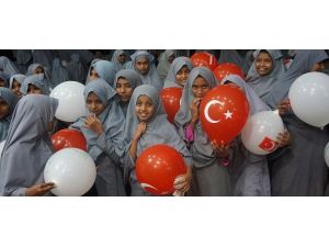 Sri Lankalı  yetimleri sevindirdiler