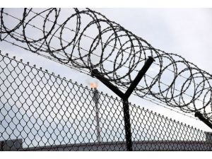 Cezaevlerine düzenlenen baskınlarda 100 mahkum kaçtı