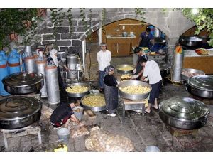 Kızılay'ın sıcak aşta gece mesaisi