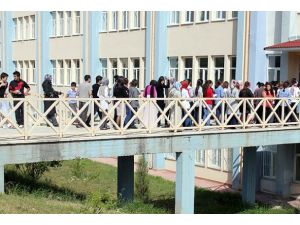 Başörtülü öğrencileri engelleyen profesöre ceza