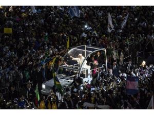 Papa Brezilya'nın Copacabana plajında