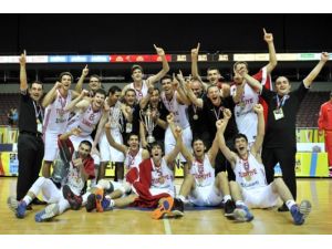 Altın madalya gençlerin