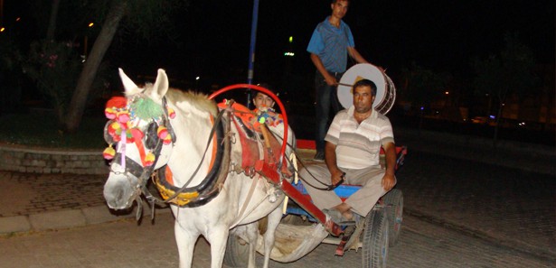 Adaylığını duyurmak için sahurda davul çaldı