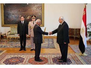 Mansur yetkilerinin bir kısmını Biblavi'ye devretti