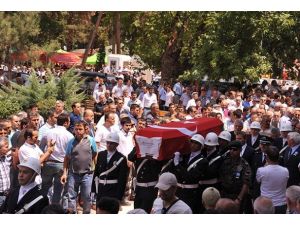Şehit polis toprağa verildi
