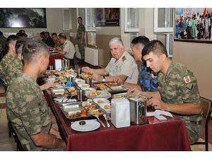 Orgeneral Özel erlerin iftarında