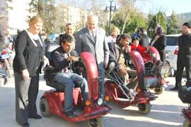 Nazilli de 31 yaşındaki Sarıgö'e akülü araç hediye edildi