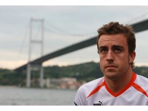 Ferrari Alonso'nun "kulağını çekti"