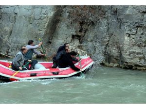Sakız Adası açıklarında mühimmat yüklü bot ele geçirildi
