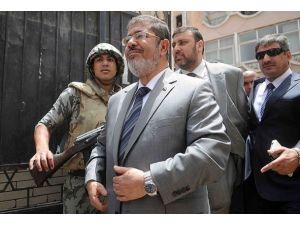 Mursi demokrasiyi özgürlüğüne tercih etti