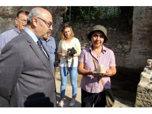 Kilise kazısından Hz. İsa'ya olduğu sanılan haç parçası çıktı