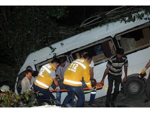 Kırşehir'de minibüs ağaca çarptı